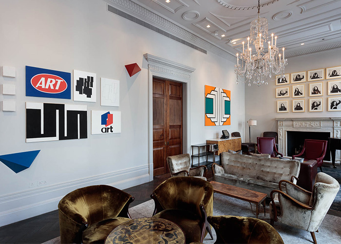 Displacements drawing room