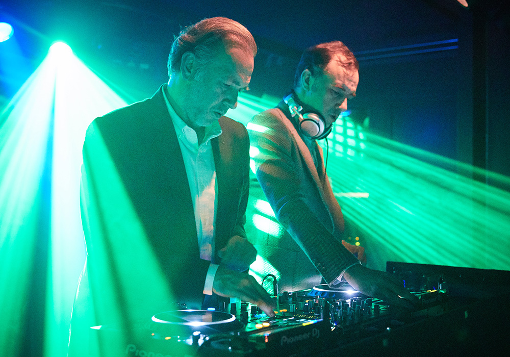 2ManyDJs2
